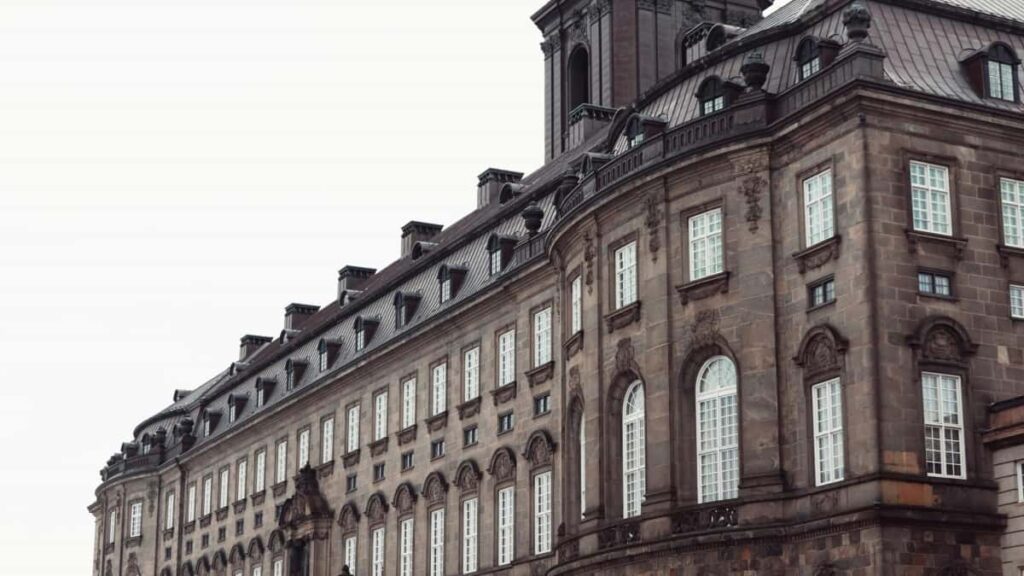 Stawki reklamowe Facebook Wielka Brytania 2025 pełna kategoria
