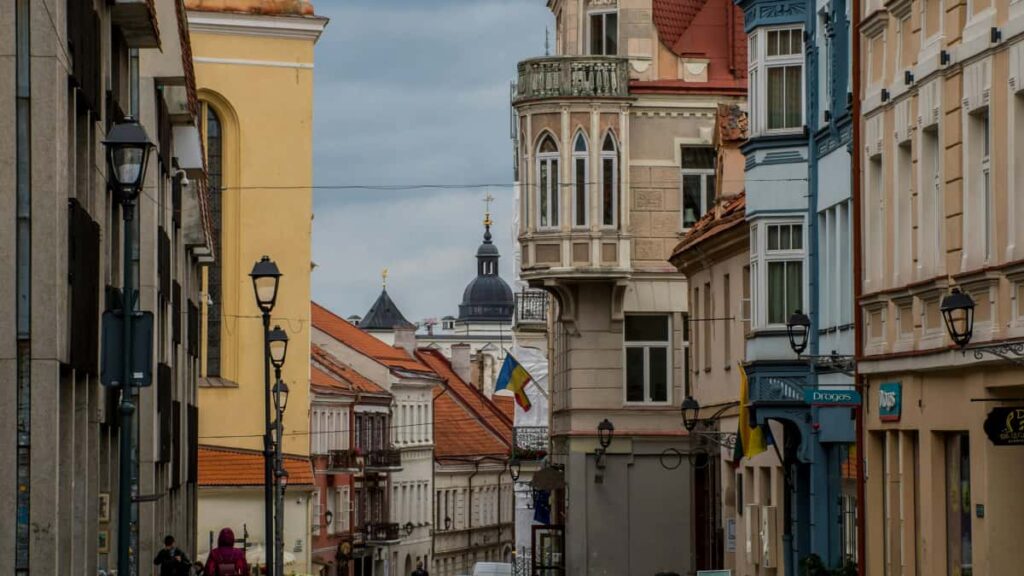 Praktyczny przewodnik dla tworcow z Polski: jak dotrzec do kenijskich marek na Rumble i zdobyc darmowe probki produktow.