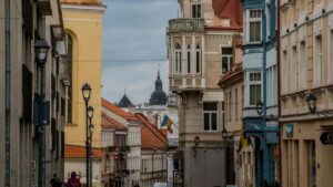 Praktyczny przewodnik dla tworcow z Polski: jak dotrzec do kenijskich marek na Rumble i zdobyc darmowe probki produktow.